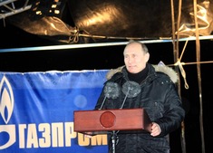 Владимир Путин выступает в Южно-Сахалинске