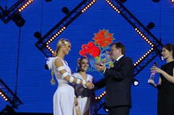 Иван Кляйн мэр Томска вручает Гран-при фестиваля