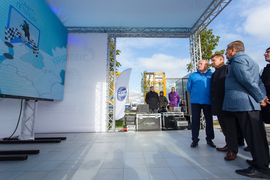 Алексей Миллер (справа в центре) принял участие в торжественном финише автопробега газомоторной техники «Газпрома» «Газ в моторы!»