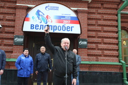 Анатолий Титов, генеральный директор ООО "Газпром трансгаз Томск" даёт старт велопробегу.
