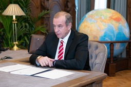 Губернатор Иркутской области Сергей Левченко во время рабочей встречи с Алексеем Миллером