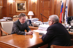 Алексей Миллер (слева) во время рабочей встречи с Егором Борисовым