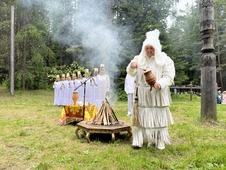 Алгысчит проводит обряд очищения на «Ысыахе» в городе Ленске