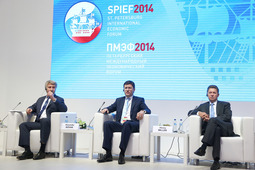 Алексей Миллер (справа) во время выступления на Петербургском международном экономическом форуме — 2014