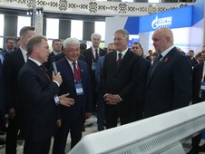 Генеральный директор «Газпром трансгаз Томск» Владислав Бородин знакомит с представленными проектами министра энергетики РФ Сергея Цивилева