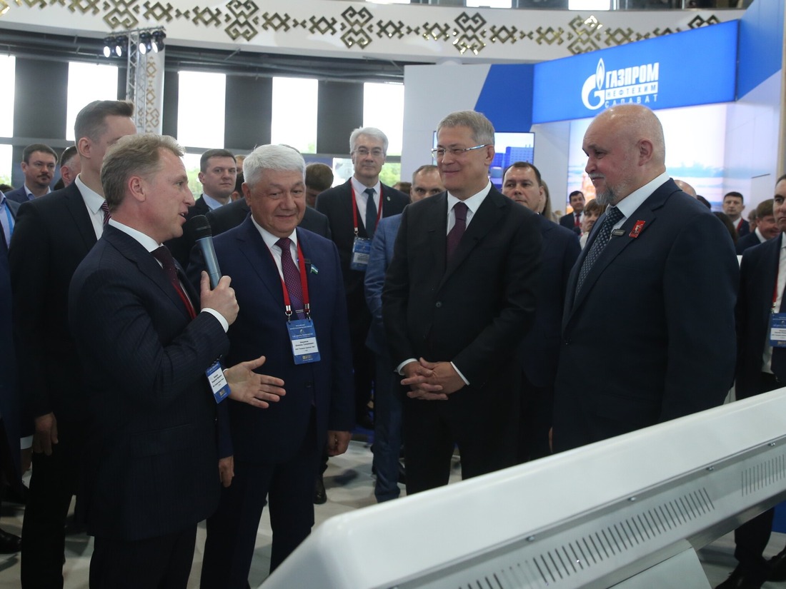 Генеральный директор «Газпром трансгаз Томск» Владислав Бородин знакомит с представленными проектами министра энергетики РФ Сергея Цивилева