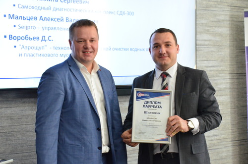 Заместитель директора Инженерно-технического центра Никита Коньков (справа) получает диплом Премии Всероссийского общества изобретателей и рационализаторов.