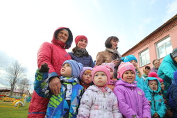 Церемонию открытия детской площадки посетили жители села Проскоково