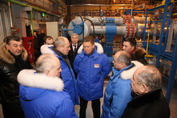 Алексей Миллер (в центре) принял участие в торжественных мероприятиях, посвященных вводу в эксплуатацию нового газового промысла №1 на Бованенковском месторождении