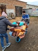 Работники УАВР завозят корм в приют для собак