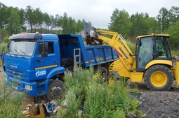 Газовики из Сковородинского филиала КамАЗами вывозили мусор с берега реки Невер.