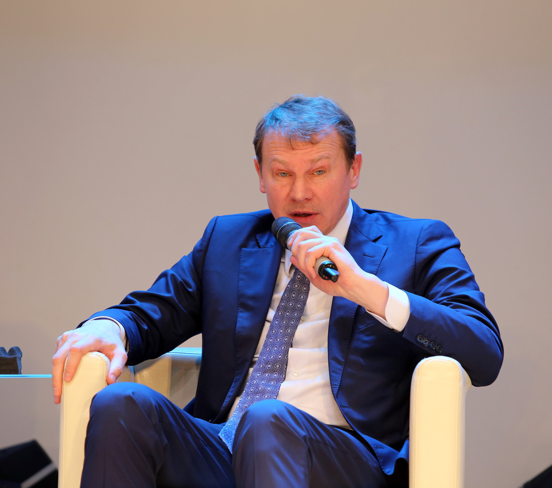 На вопросы аудитории отвечает Виталий Хатьков, начальник департамента 817 ПАО "Газпром"