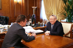 Егор Борисов (справа) во время рабочей встречи с Алексеем Миллером