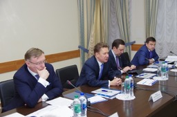 В Набережных Челнах Алексей Миллер (в центре) провел совещание, посвященное вопросам расширения модельного ряда отечественного автотранспорта, работающего на природном газе