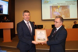 Главный инженер Хабаровского ЛПУМГ  Сергей Парубец (слева) на церемонии награждения