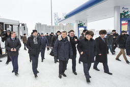 Виктор Зубков (в центре), Президент Республики Татарстан Рустам Минниханов (второй справа) и Виталий Маркелов (второй слева) приняли участие в торжественных мероприятиях по случаю ввода в эксплуатацию шести новых АГНКС, построенных «Газпромом» на территории Татарстана