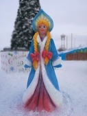 Снежный городок украшен многочисленными «скульптурами»