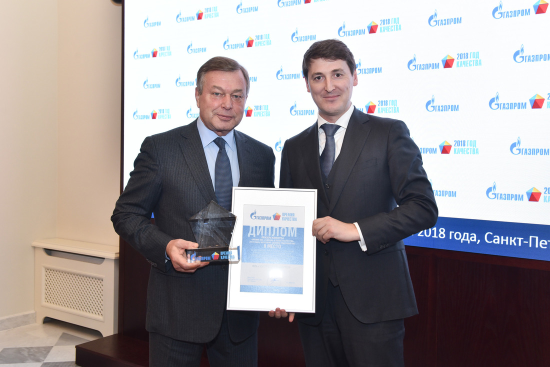 Павел Крылов (справа) вручает награду генеральному директору ООО «Газпром трансгаз Сургут» Игорю Иванову