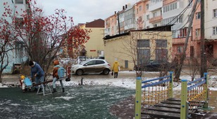 Элементы детской игровой площадки во дворе домов по улице Первомайской в городе Ленске