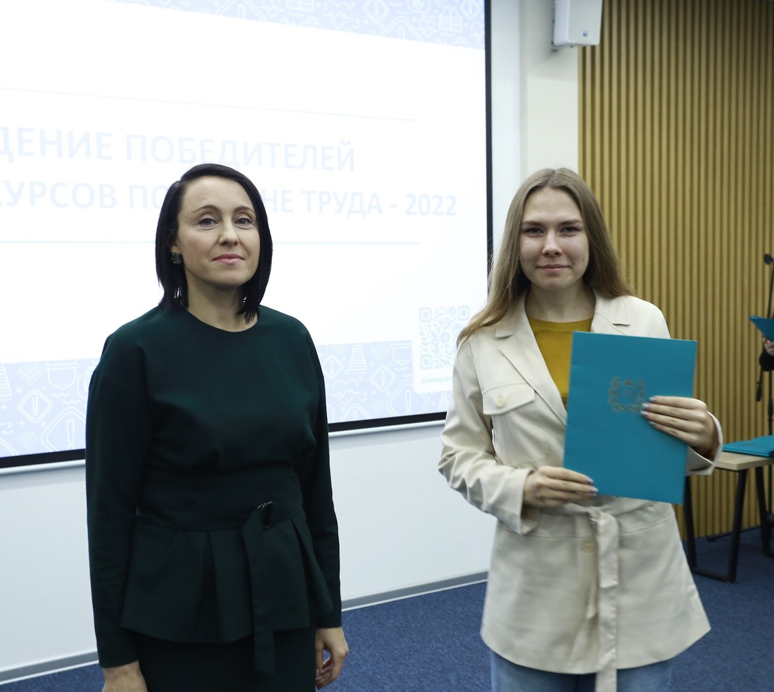 Целевая студентка «Газпром трансгаз Томск» Валерия Мещанова получает награду