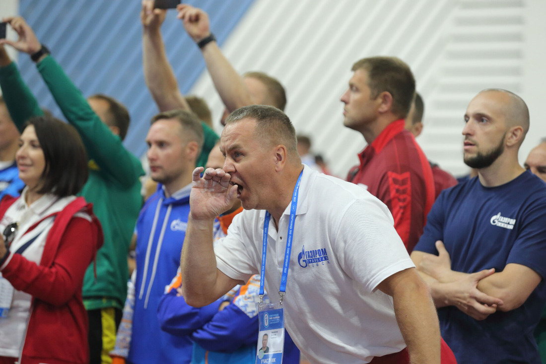 Тренер гиревиков Алексей Ажермачёв активно подсказывает во время упражнения