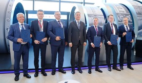Руководители НИ ТПУ, УГНТУ, ООО «Газпром трансгаз Томск», ООО «Газпром трансгаз Уфа» и ПАО «ОДК-УМПО» после церемонии подписания Дорожной карты