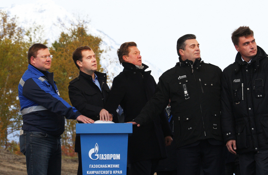 Дмитрий Медведев (второй слева) и Алексей Миллер (третий слева) на торжественной церемонии ввода в эксплуатацию магистрального газопровода «Соболево — Петропавловск-Камчатский»