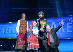 Ольга Юдахина и Иван Жиганов вручают диплом занявшей третье место Марии Чупрыновой