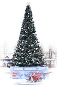 12-метровая новогодняя елка почти всю зиму встречала сотрудников Корпоративного института