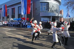 В церемонии открытия спортивного комплекса принял участие детский коллектив «Русские забавы», исполнив композицию «Казачий пляс»