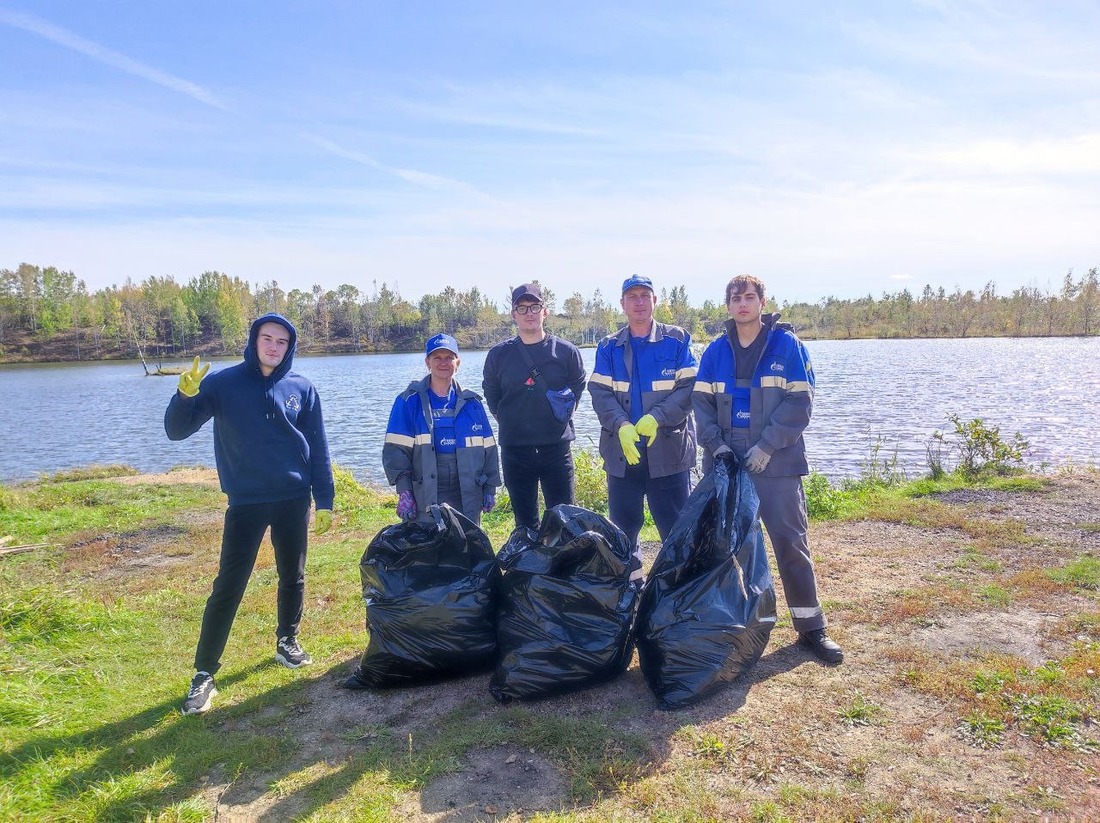 Сотрудники Хабаровского филиала навели чистоту на берегу озера в селе Матвеевка.