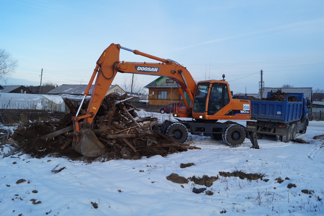 Работники Александровского филиала вывезли строительный мусор