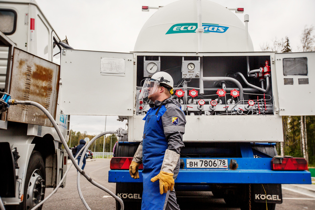 Заправка техники участников автопробега «Газ в моторы» с помощью передвижного криогенного автозаправщика