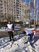 Участники субботника очищали территорию от мусора и залежавшегося снега