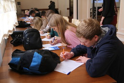 Студенты заполняют анкеты на Ярмарке вакансий
