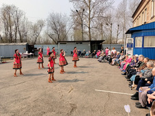 Работники Корпоративного института совместно с детскими музыкальными и танцевальными коллективами провели концерт в томском пансионате для пожилых людей «Доброе сердце».