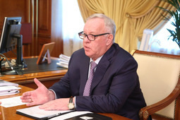 Глава, Председатель Правительства Республики Алтай Александр Бердников во время рабочей встречи с Алексеем Миллером