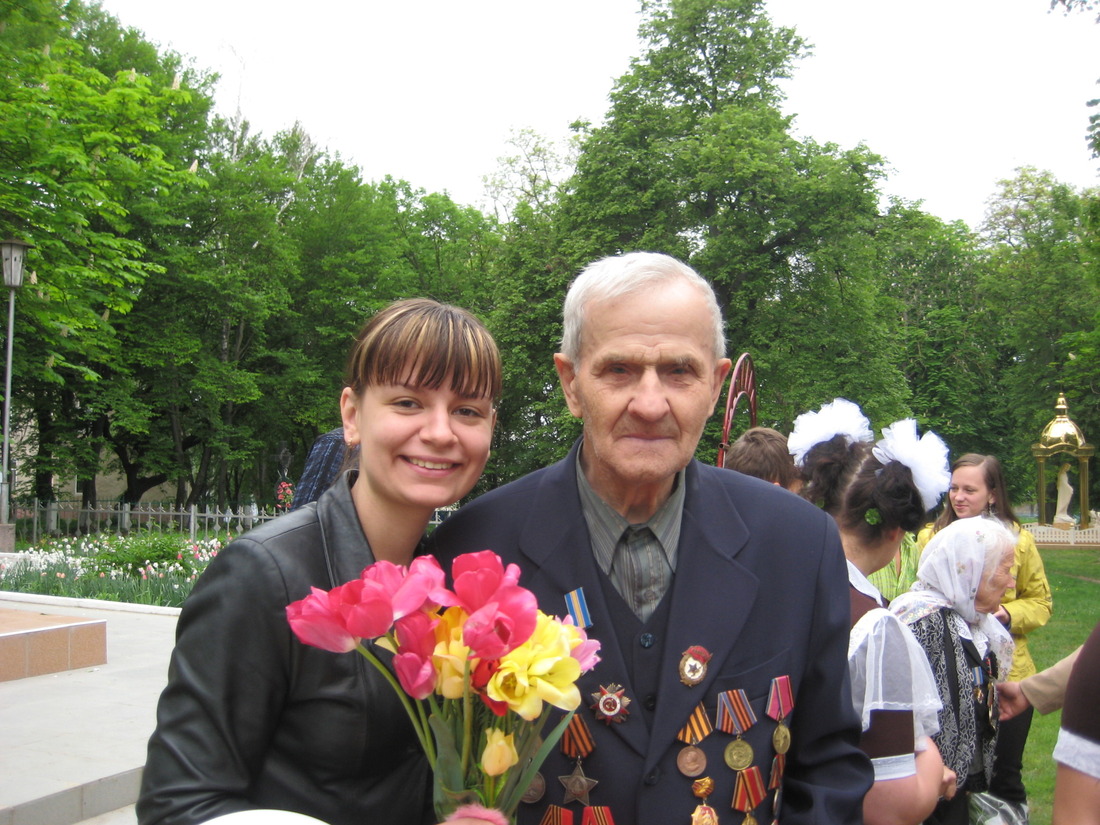 Вишневский Казимир Игнатьевич с правнучкой Поповой Дарьей Михайловной, парад 9 мая 2012 году, с. Орынин.