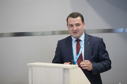 Сотрудник Инженерно-технического Центра Никита Коньков выступает с докладом
