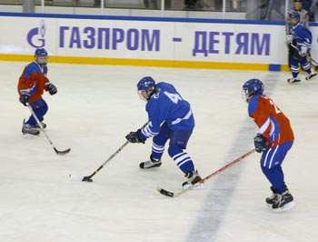 Продолжаются работы по хоккейной коробке в Славгороде.