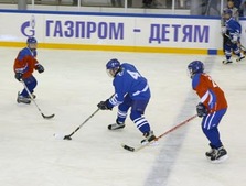 Продолжаются работы по хоккейной коробке в Славгороде.