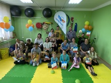 Родители вместе с детьми, которые занимаются в АНО «Крылья» благодарят филиал «Газпром трансгаз Томск».