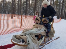 Сотрудники УМТСиК прокатили детей на санях, запряженных якутскими лайками