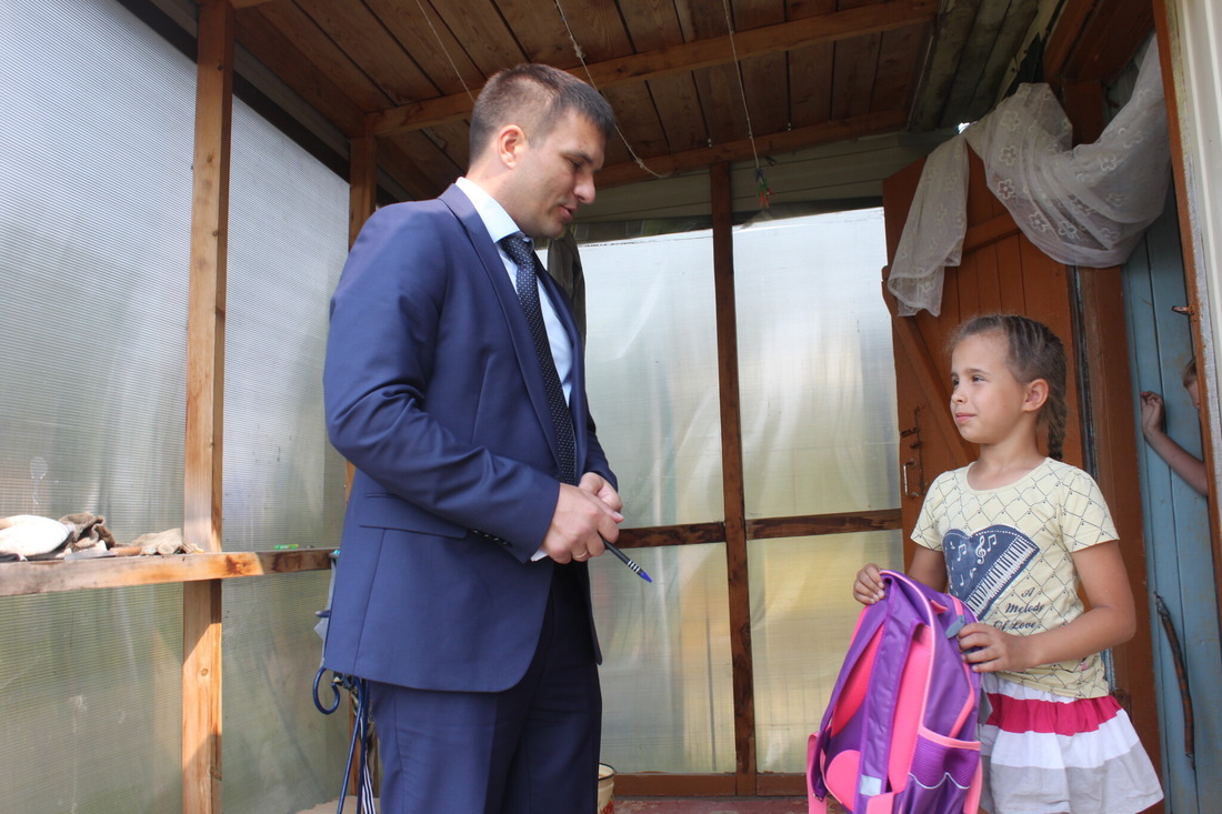 Школьные наборы детям вручал заместитель директора Александровского ЛПУМГ Максим Касаткин.