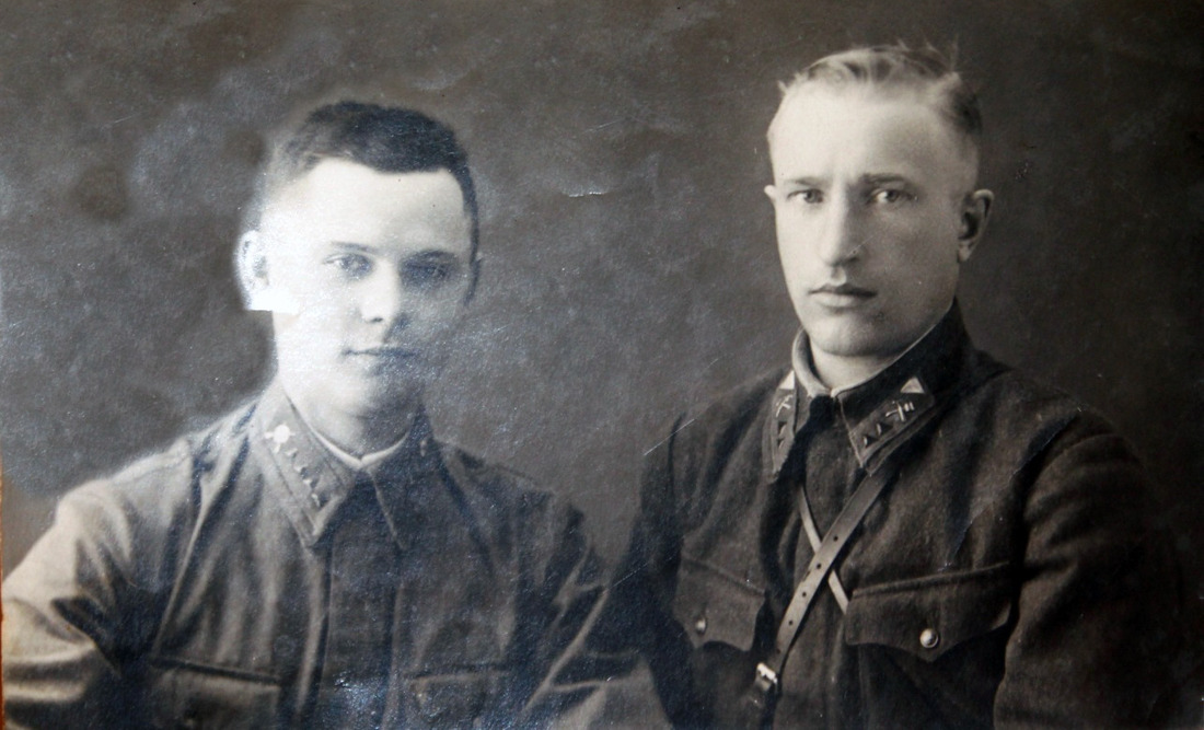 Отец Нины Настиной (справа) в годы войны.