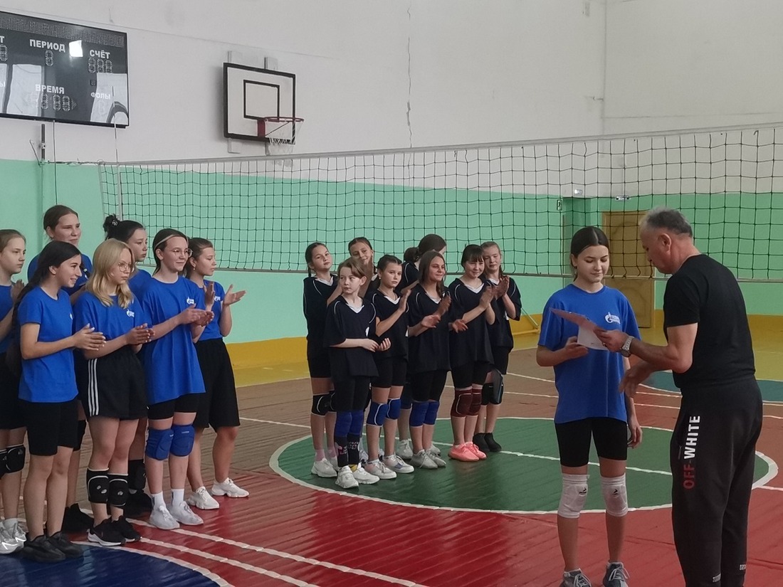 В районных соревнованиях по волейболу победила команда в синих футболках компании «Газпром трансгаз Томск»