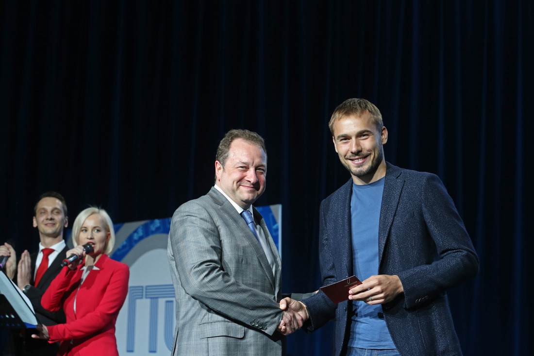 Олимпийский чемпион 2014 года, шестикратный призер чемпионатов мира, заслуженный мастер спорта России Антон Шипулин вручает золотой знак отличия ГТО главному бухгалтеру ООО «Газпром трансгаз Томск» Александру Рожневу