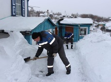 Активисты совета молодежи Новокузнецкого филиала убрали снег с кровли домов и со дворов пенсионеров, живущих в частном секторе
