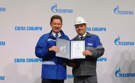 Глава "Газпрома" вручает почетную грамоту Владимиру Картышкину, линейному трубопроводчику Нерюнгринского ЛПУМГ