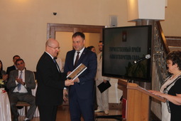 Глава города Кемерово И.Сердюк вручает  благодарственное письмо директору Кемеровского ЛПУ  С.Минкину (слева)